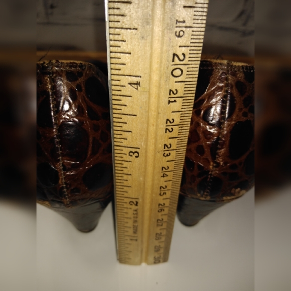 Salvatore Ferragamo  cocodrile print pumps sz  8.5 - Picture 8 of 8